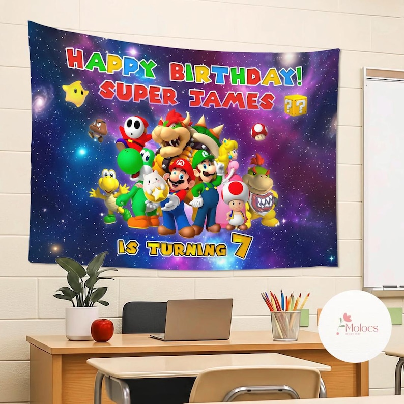 Peut inclure: Une tapisserie color&eacute;e avec des personnages de Super Mario. Le texte "Happy Birthday! Super James is turning 7" est affich&eacute; sur un fond de galaxie &eacute;toil&eacute;e. La tapisserie est accroch&eacute;e sur un mur de classe.