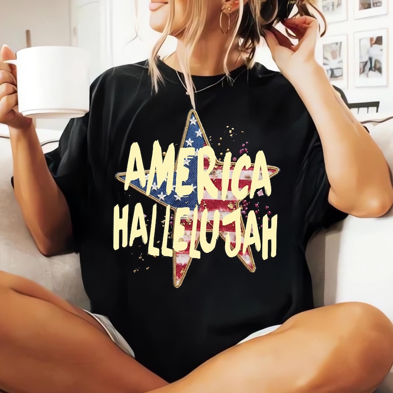 Pu&ograve; includere: T-shirt nera con un design a stella e la scritta "AMERICA HALLELUJAH". La stella incorpora il design della bandiera americana, con stelle blu e bianche e strisce rosse e bianche. Il testo &egrave; in giallo in grassetto.