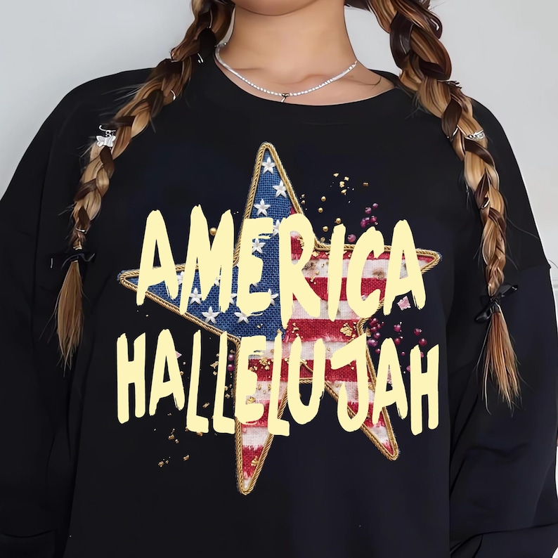 Pu&ograve; includere: Felpa nera con un design a stella nei colori della bandiera americana e le parole "AMERICA HALLELUJAH" in giallo. La stella &egrave; bordata d'oro, con macchie dorate intorno.