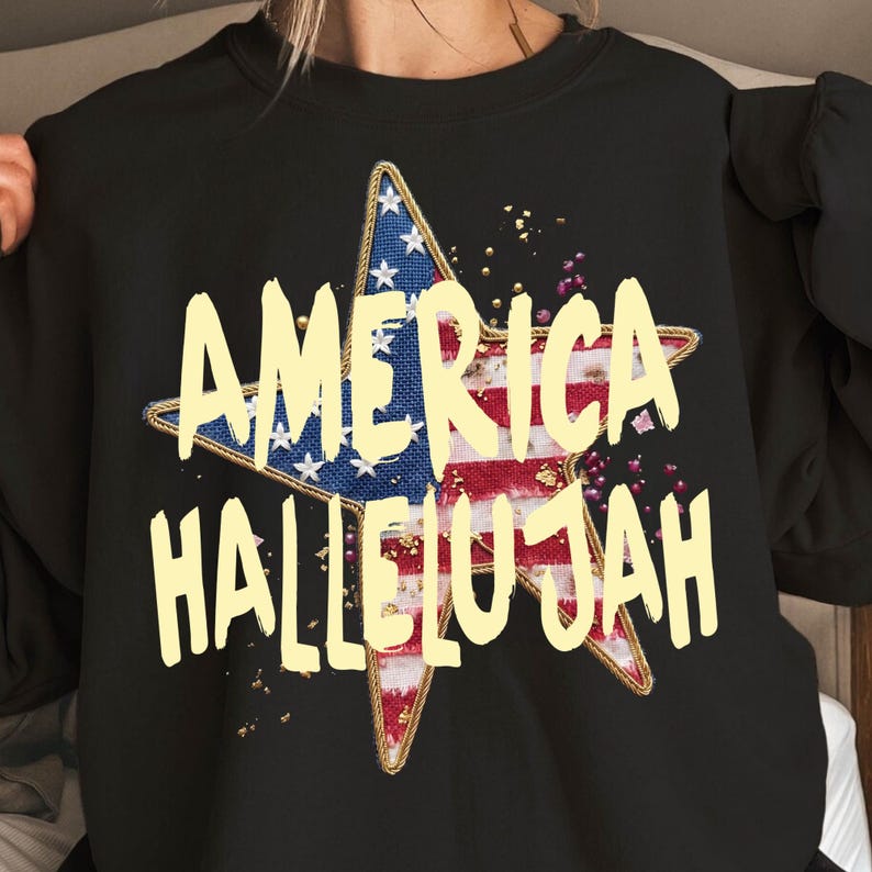 Pu&ograve; includere: Felpa nera con un design a stella che incorpora la bandiera americana e le parole "AMERICA HALLELUJAH" in giallo. La stella ha un contorno dorato e macchie dorate.