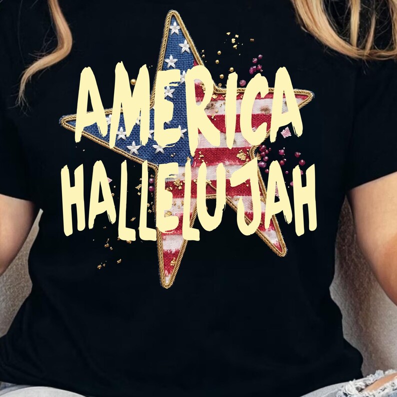 Pu&ograve; includere: T-shirt nero con un design a stella nei colori della bandiera americana. La stella &egrave; riempita di strisce rosse e bianche e blu con stelle bianche. Il testo "AMERICA HALLELUJAH" &egrave; stampato in giallo.