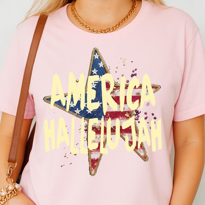 Pu&ograve; includere: T-shirt rosa chiaro con un design a stella con i colori della bandiera americana e la scritta gialla "AMERICA HALLELUJAH". La maglietta ha scollo tondo e maniche corte.