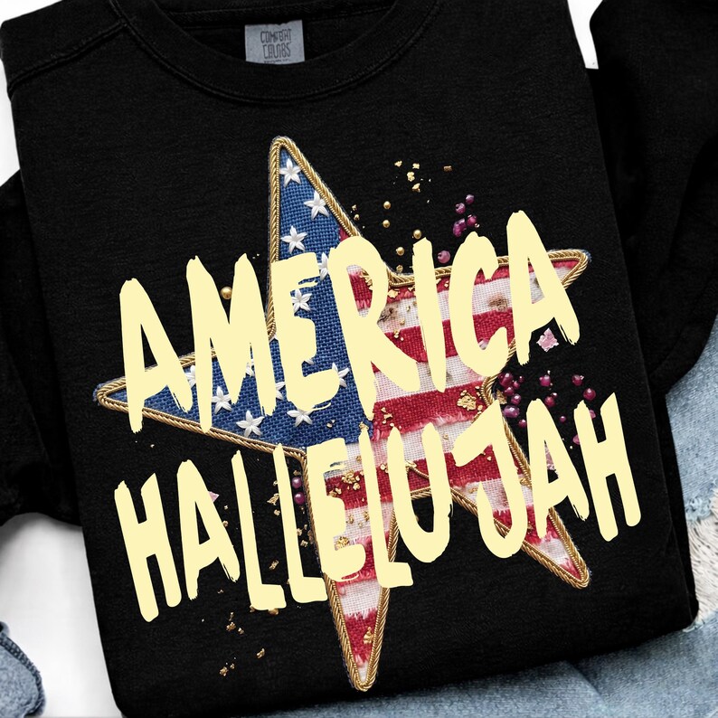 Pu&ograve; includere: Felpa nera con un design a stella con i colori della bandiera americana e le parole "AMERICA HALLELUJAH" in giallo. La stella ha un bordo dorato e macchie dorate.