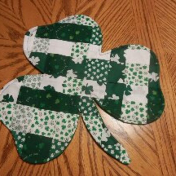 14 x 14 ST PATRICKS day celebration placemat candle rug refrigerator magnet housewares holiday decoration clover irish woven fabric