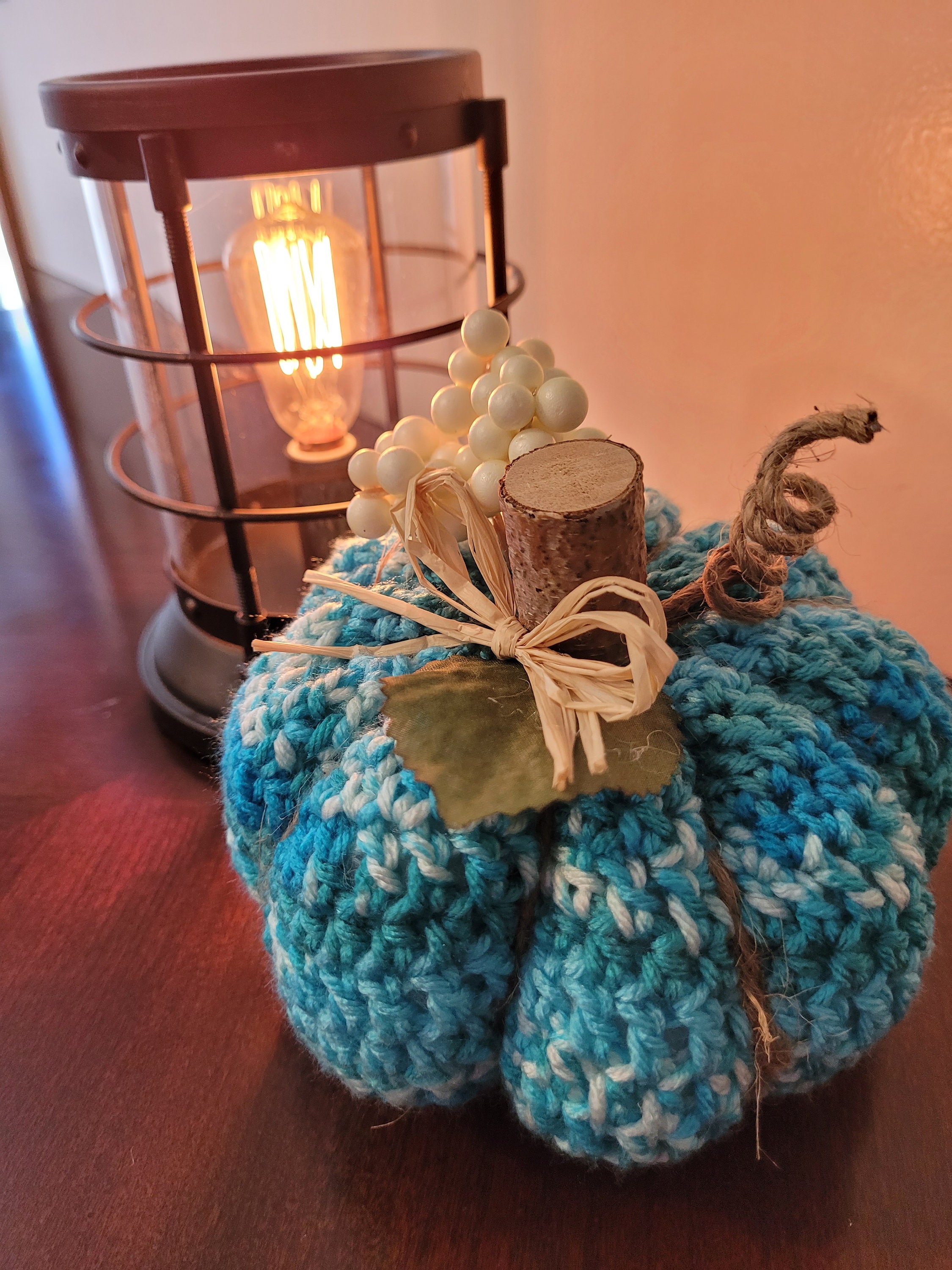 Crochet Hermosa Calabaza Azul Blanca Otoño Centros de mesa de Halloween hogar que vive decoraciones interiores de moda adorable casa de campo