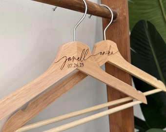Hochzeits Kleiderbügel aus Holz mit Gravur: Individuelles Hochzeitsgeschenk