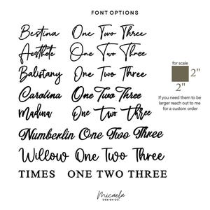 K&ouml;nnte beinhalten: Auf wei&szlig;em Hintergrund werden Schriftoptionen in schwarzer Schreibschrift angezeigt. Der Text enth&auml;lt Schriftnamen wie "Bestina" und "Aesthete" gepaart mit "One Two Three". Ein 5 cm Quadrat wird zur Ma&szlig;stabsanzeige verwendet. Das Logo von Micaela Design Co. befindet sich unten.