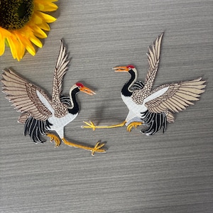 Een paar kraanvogelpatches, kraanvogelpatches, ijzerpatches voor vogels, borduurpatches, stickers, patches op jasrugzakken