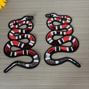 Een paar rode slangenpatches met grote sticker reptielenjasdecoratie, slangenstrijkpatches