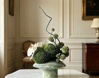 Moderne plantenbak Ikebana in echt groen marmer, sculpturaal arrangement faux orchidee en mos, Wabi-Sabi-stuk, Japandi-bureaudecor