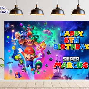 Può includere: Un banner di compleanno scaricabile digitalmente con Mario e altri personaggi della serie di videogiochi Super Mario. Lo striscione recita "Happy 8th Birthday Super Marcus" in testo colorato su uno sfondo vibrante a tema spaziale.