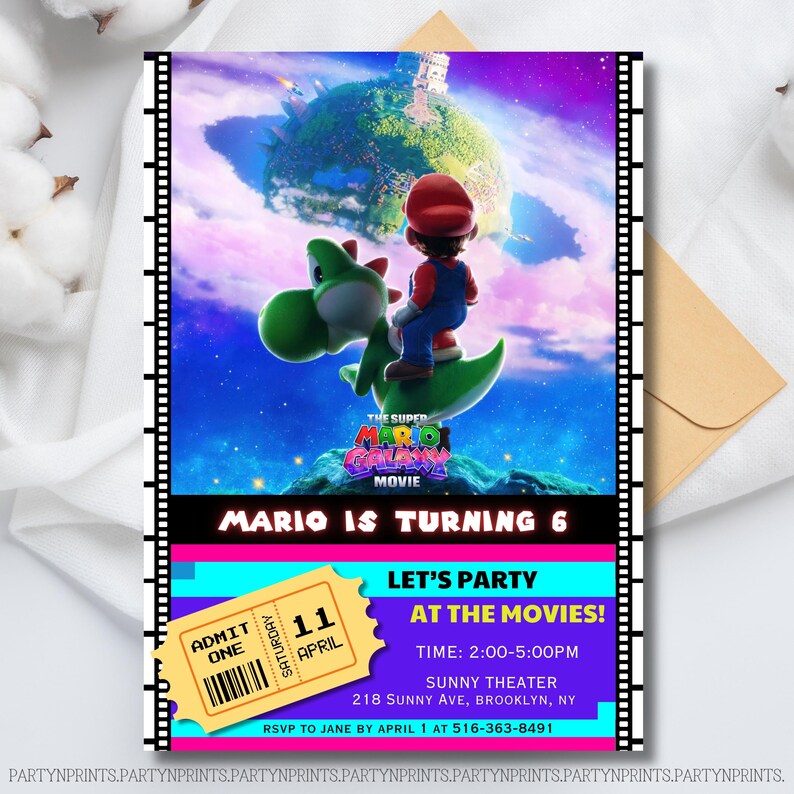 Puede incluir: Una colorida invitaci&oacute;n para una fiesta de cumplea&ntilde;os con tem&aacute;tica de cine. El dise&ntilde;o presenta a Mario montando a Yoshi, con el texto "Mario cumple 6" y "&iexcl;Fiesta en el cine!" Incluye detalles del evento.