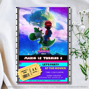 Puede incluir: Una colorida invitaci&oacute;n para una fiesta de cumplea&ntilde;os con tem&aacute;tica de la pel&iacute;cula Super Mario Galaxy. El dise&ntilde;o presenta a Mario y Yoshi en una escena espacial, con el texto "Mario cumple 6 a&ntilde;os". Incluye detalles de la fiesta y un boleto de cine.