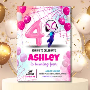 Puede incluir: Una invitación de cumpleaños con un globo rosa con el número 4, un personaje de Spider-Gwen y globos rosas y blancos. El texto de la invitación dice "Únete a nosotros para celebrar que Ashley cumple cuatro años" con la fecha, hora y lugar.