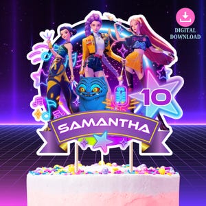 Peut inclure: Un cake topper avec trois personnages féminins animés, un chat bleu et un microphone. Le topper comporte une bannière violette avec le nom "SAMANTHA" et une étoile au néon avec le chiffre "10". Les mots "TÉLÉCHARGEMENT NUMÉRIQUE" sont également visibles.