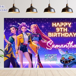 Könnte beinhalten: Ein digitaler Download-Geburtstagsbanner mit drei animierten Figuren in leuchtenden Outfits vor einem sternenklaren lila Hintergrund. Auf dem Banner steht "HAPPY 9TH BIRTHDAY Samantha" mit "KPOP DEMON HUNTERS" unten. Die Worte "DIGITAL DOWNLOAD" befinden sich oben links.