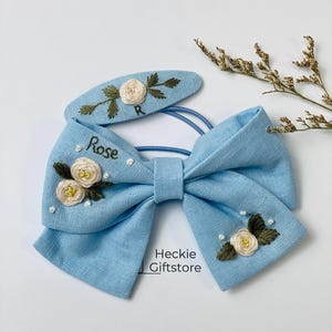 ローズヘアリボンギフトセット カスタムネーム 女の子用 リボン 刺繍アクセサリー ヴィンテージ 奥様へのギフト フラワーリボン バレッタ ハンドメイド ブライズメイドギフト
