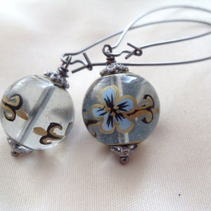 Vintage stijl bloem oorbellen van ebben hout doorschijnend glas oorbellen, Gunmetal, lange oorbellen, Lucite earrings, zomer oorbellen verjaardag vakantiegift
