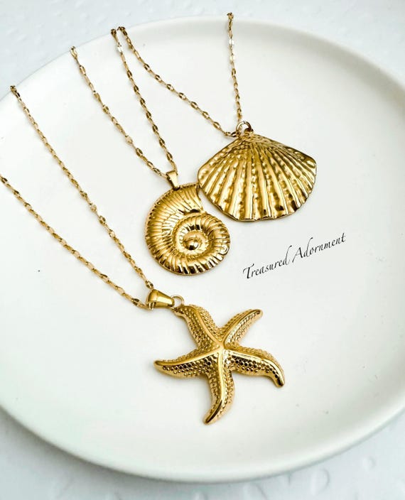 IMG_0448.heic?v=1679593880 Quiet Luxury Coastal Nautical 18k Gold Plated Seashell Necklace Jewelry display picture 1