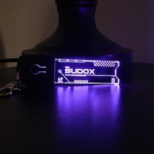 Llavero personalizado Cyberpunk con nombre y LED RGB n.° 3: llavero acrílico personalizado con borde iluminado / Regalo para gamers, hackers y tecnología