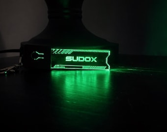 Llavero personalizado Cyberpunk con nombre y LED RGB n.° 2: llavero acrílico personalizado con iluminación de borde / Regalo para gamers, hackers y tecnología
