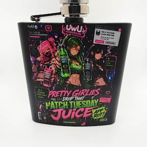 Puede incluir: Una petaca de metal negro con tapón de rosca plateado, que presenta un estampado gráfico vibrante de tres personajes de estilo anime y el texto "UwU Underground", "Pretty Girlies Drop That Patch Tuesday Juice" y "App Rot".