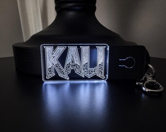 Llavero LED RGB con fuente DOOM personalizada - Etiqueta de nombre acrílica grabada personalizada, recargable, con iluminación perimetral, regalo ideal para gamers.