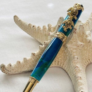 Penna stilografica a forma di tartaruga marina fatta a mano, un regalo a tema oceano con penna in oro 24k, con acrilico Ocean Mist, un regalo per gli amanti delle tartarughe.