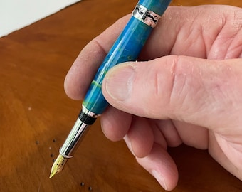 Pluma estilográfica hecha a mano: acrílico Ocean Mist con detalles cromados