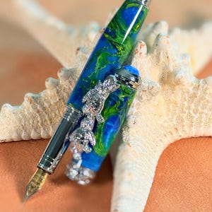 Pluma estilográfica de tortuga marina hecha a mano, un regalo con temática oceánica. Pluma cromada con acrílico Ocean Mist, un regalo para los amantes de las tortugas marinas.