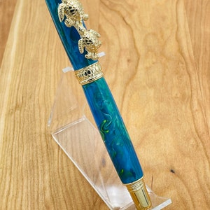 Bolígrafo de lujo con forma de tortuga marina / Rollerball inspirado en el océano / Detalles de ópalo de fuego / Regalo náutico para amantes de la playa / Adornos de oro de 24 quilates