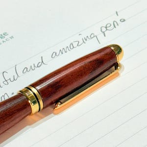 Penna a sfera a cupola fatta a mano – Legno di cocobolo – Penna a sfera a rotazione – Finiture in oro 10 carati – Ricarica a croce – Regalo di lusso per scrittori