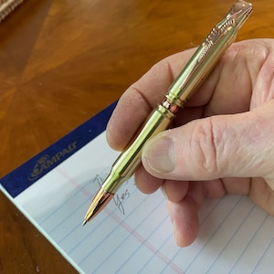 Bullet Pen aus 30-Caliber-Shell - Upcycled Messing-Kugelschreiber für Waffenbegeisterte - Mit taktischem Gewehr aufgerüsteter Taschenclip & Spitze Tolle Geschenke