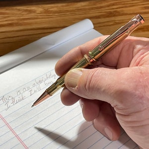 ASHWoodshopsによる銃愛好家のための真鍮30口径弾丸薬莢からアップサイクルされたタクティカル弾丸シェルペン