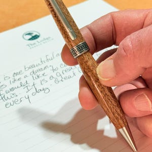 Penna a sfera a cupola fatta a mano – Corpo in mogano africano – Penna a sfera a rotazione – Finiture in nichel satinato – Ricarica a croce – Regalo di lusso per scrittori