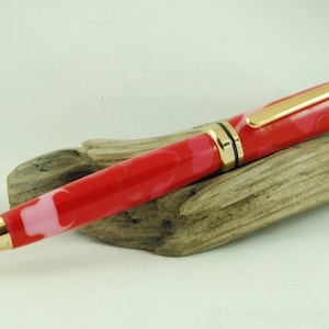 Penna a sfera a cupola fatta a mano – Acrilico mimetico rosa – Penna a sfera a torsione – Finiture in oro 24 carati – Ricarica a croce – Regalo di lusso per scrittori