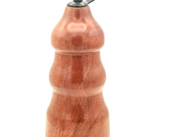 Molinillo de sal o pimienta artesanal de nogal Claro: decoración rústica para la cocina.