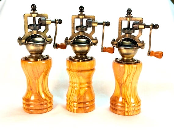 Vintage-Style Peppermill Handmade – Olive Wood Spice Mill – Rustic Kitchen Decor – Old World Style Pepper Crusher