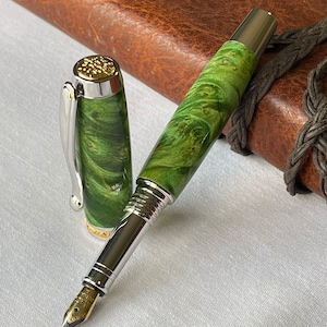 Handgemachte Grüne Ahorn Maserholz Füllfederhalter: 22K Gold & Rhodium Zierteile
