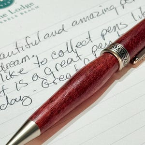 Penna a sfera a cupola fatta a mano - Legno di amaranto e finiture in metallo placcato nichel satinato - Ricarica a croce - Regalo di lusso per scrittori - Penna a sfera Twist