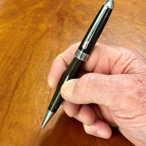 Penna a sfera Dome Style – Corpo in legno di Ziricote – Penna a sfera a rotazione – Finiture in titanio – Ricarica a croce – Regalo di lusso per scrittori