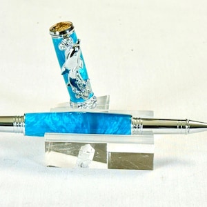 Bolígrafo rollerball hecho a mano con temática tropical oceánica: delfines, arena y conchas.