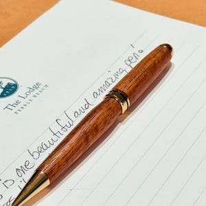 Penna a sfera a cupola fatta a mano – Corpo in legno di mesquite – Penna a sfera a torsione – Finiture placcate in oro 10 carati – Ricarica a croce – Regalo di lusso per scrittori