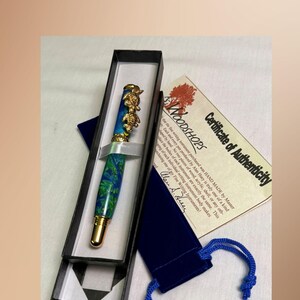 The Sea Turtle Roller Ball pen features a stunning blue-ocean synthetic Fire Opal, turtle shell texture, and sea turtle clip. Truly a turtle lover gift. It comes either as a Rollerball or Fountain Pen. The cap posts securely with wide threads that won't cross. Hawaiian Honu Pen that has beautiful ocean themed features. One of my favorite Sea Creatures is the Sea Turtle. This Pen has it all. The pen comes with a windowed pen box making this item gift-ready.