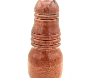 Molinillo de sal o pimienta artesanal de nogal Claro: decoración rústica para la cocina.