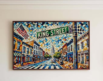 Può includere: Un'opera d'arte in mosaico che rappresenta una scena di strada con un cartello verde che recita "KING STREET". La strada è fiancheggiata da edifici colorati e c'è una bandiera americana appesa a un edificio.