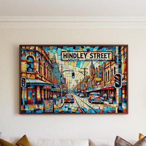 Puede incluir: Una pintura colorida de estilo mosaico de Hindley Street en Adelaide, Australia del Sur. La pintura presenta una escena de calle con edificios, coches y personas. El letrero de la calle dice "Hindley Street, Adelaide, South Australia."