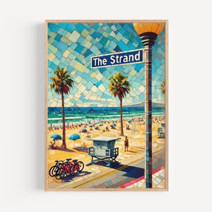 Può includere: Stampa artistica incorniciata raffigurante una scena di spiaggia con la scritta "The Strand" su un cartello stradale. L'opera presenta palme, una postazione di bagnino, biciclette e persone sulla spiaggia. Lo stile è a mosaico con toni blu, gialli e marroni.