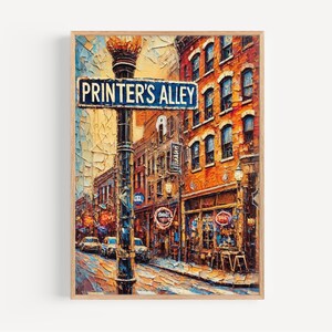 Könnte beinhalten: Ein gerahmter Kunstdruck von Printer's Alley, einem Straßenschild in Nashville, Tennessee. Das Kunstwerk zeigt eine lebendige Straßenszene mit Gebäuden, Autos und einer Straßenlaterne. Das Schild ist blau mit weißen Buchstaben.