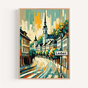 Könnte beinhalten: Ein abstrakter Kunstdruck einer europäischen Stadtlandschaft mit Gebäuden, Spitztürmen und einer kurvenreichen Straße. Die Farbpalette umfasst Türkis, Gelb und Weiß, mit einem Schild mit der Aufschrift "Leoben". Das Kunstwerk ist in hellem Holz gerahmt.